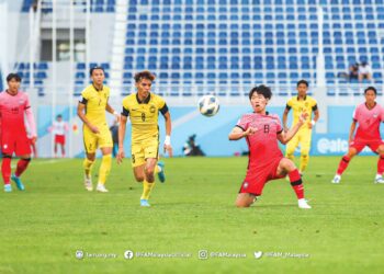 BINTANG tengah Malaysia, Nik Akif Syahiran Nik Mat (kiri) bersaing dengan pemain Korea Selatan, Hong Hyun-seok dalam perlawanan pembukaan Kumpulan C, Piala Asia Bawah 
23 tahun di Stadium Lokomotiv, Tashkent, Uzbekistan kelmarin. – IHSAN FAM