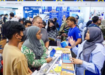 SEBAHAGIAN pengunjung yang terdiri dari ibu bapa dan calon SPM mendengar penjelasan dari wakil pepamer sebuah pusat pengajian tempatan dalam Program ‘Jom Masuk U’ 2023 di Kuala Lumpur, baru-baru ini. - UTUSAN/MUHAMAD IQBAL ROSLI