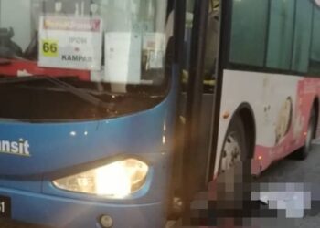 KEADAAN mayat penunggang motosikal yang terperosok di bawah bas dalam kemalangan di Jalan Sultan Nazrin Shah di Ipoh, Perak,  hari ini. - IHSAN JBPM