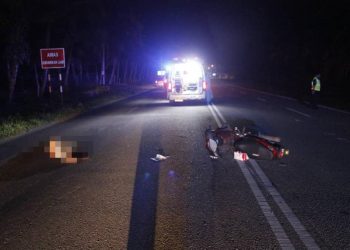 KEADAAN penunggang motosikal yang maut setelah melanggar babi hutan di Jalan Ipoh-Kuala Lumpur di Tapah, Perak, hari ini. -  IHSAN PDRM