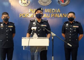 SOFFIAN Santong dalam sidang akhbar mengenai pematuhan SOP sempena sambutan tahun baharu di IPK Pulau Pinang, Georgetown hari ini.