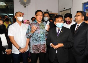 ABDUL Latiff Bandi (tengah) bersama Ahmad Fauzan Hatim (dua dari kanan, belakang) dan  Amir Sahriffuddin Abd. Raub (dua dari kiri) bersama barisan peguamnya selepas  dilepas dan dibebaskan di Mahkamah Sesyen, Johor Bahru. -UTUSAN/RAJA JAAFAR ALI