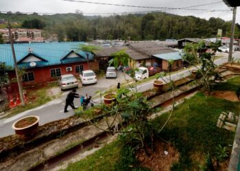 PUSAT agropelancongan di Kampung Taman Sedia di Cameron Higlands, Pahang lazimnya sesak dengan kenderaan dan kehadiran pelancong, namun kini lengang sejak rentas negeri tidak dibenarkan. - UTUSAN/SHAIKH AHMAD RAZIF SHAIKH MUSTAFA