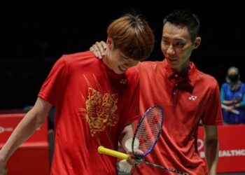 LEE Chong Wei (kanan) menghadiahkan raketnya kepada Ng Tze Yong  selepas aksi pertunjukan ‘The Legend’s Vision’ sempena Terbuka Malaysia di  Bukit Jalil, bulan lalu.