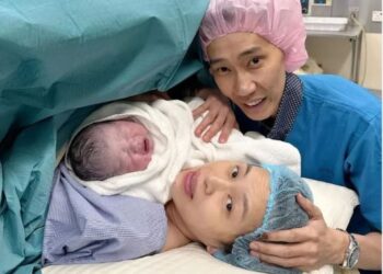 LEE Chong Wei dan Wong Mew Choo berkongsi gambar  anak ketiga mereka.