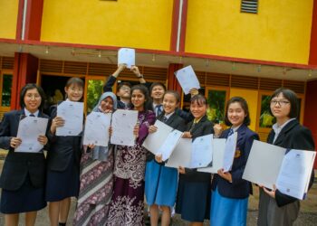 GAN En Chia (dua dari kanan) dan Nurul Hana Abdul Halim (tiga kiri) bersama pelajar cemerlang yang memperoleh A+ dalam semua mata pelajaran SPM di SMK Agama Kedah, Alor Setar, semalam. - UTUSAN/SHAHRIR NOORDIN