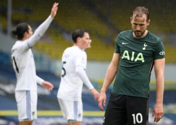 PENYERANG Tottenham, Harry Kane kecewa selepas jaringannya dibatalkan pengadil akibat ofsaid ketika menentang Leeds United di Elland Road hari ini. - AFP