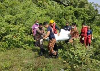 ANGGOTA bomba membawa naik lelaki yang ditemukan lemas di sungai dekat Kampung Tawas, Ipoh, Perak, hari ini. - IHSAN JBPM PERAK