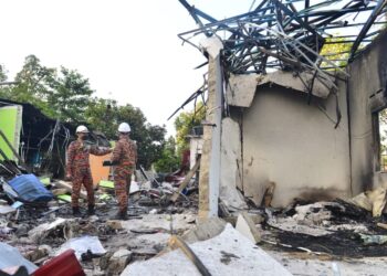 ANGGOTA bomba memeriksa keadaan rumah yang musnah dipercayai akibat letupan di Jalan Permatang Badak Perdana 2 di Kuantan, Pahang, awal pagi ini.