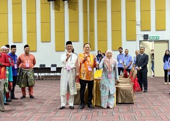 CALON-CALON kerusi Bandar Tun Razak menunjukkan undian nombor giliran masing-masing selepas proses penamaan calon selesai.