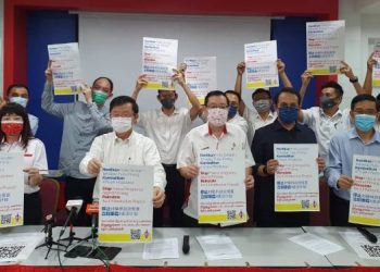 LIM Guan Eng bersama barisan kepemimpinan DAP Pulau Pinang dalam sidang akhbar di Ibu Pejabat DAP, Jalan Rangoon, Georgetown, Pulau Pinang hari ini.