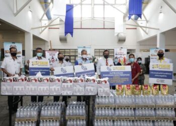 Majlis penyampaian sumbangan makanan dan minuman oleh LLM dan PSKLM kepada petugas kesihatan di MAEPS, Serdang, kelmarin.