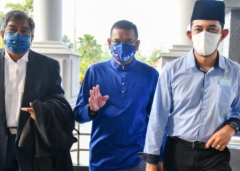 LOKMAN Noor Adam hadir di Mahkamah Tinggi Kuala Lumpur hari ini bagi menghadapi tuduhan menghina mahkamah. - FOTO/SHIDDIEQIIN ZON