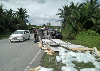 KEADAAN lori ais yang terlibat kemalangan dengan sebuah kereta di Kilometer 43, Jalan Ipoh-Teluk Intan dekat Tapah hari ini. -  IHSAN PDRM