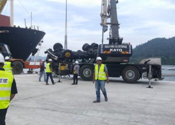 KEMALANGAN maut melibatkan pemandu lori yang kenderaannya jatuh dalam laut di Terminal Maritim Lumut kelmarin antara kes yang disiasat JKKP Perak. - UTUSAN