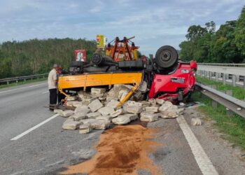 KEADAAN kemalangan membabitkan sebuah lori terbalik menyebabkan muatan mampat plastik yang dibawa bertaburan dalam kejadian di Kilometer 223.4 Lebuhraya Utara Selatan (arah Utara), Rembau, hari ini.- IHSAN PEMBACA