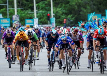 IPOH 14 OKTOBER 2022 - Para pelumba melakukan pecutan akhir ke garisan penamat pada perlumbaan peringkat keempat siri jelajah Le Tour de Langkawi (LTdL) 2022 sejauh 137.9 kilometer dari Sabak Bernam ke Meru Raya di sini, hari ini. UTUSAN/ FARIZ RUSADIO