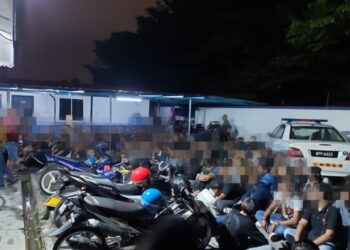 SEBAHAGIAN penunggang motosikal yang ditahan untuk pemeriksaan dalam Op Samseng Jalanan di Pasir Puteh berhampiran Station 18 di Ipoh hari ini. - UTUSAN