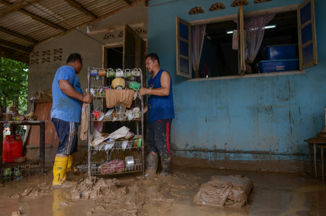 Banjir Rumah penduduk Kampung  Teladas dipenuhi lumpur 