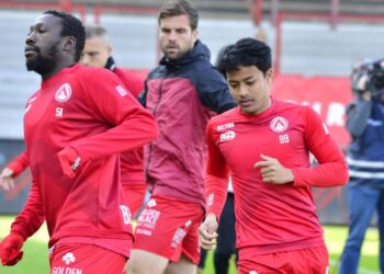 LUQMAN Hakim Shamsudin (kanan) kini berada di Belgium bersama KV Kortrijk.