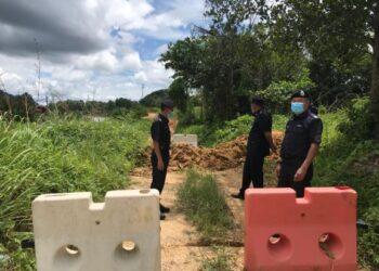 SIK Choon Foo (kanan) memantau lorong tikus yang ditutup di Kampung Tanah Putih, Gua Musang, Kelantan hari ini. - FOTO/AIMUNI TUAN LAH