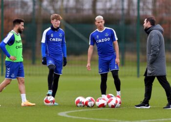 FRANK Lampard bersama pemain Everton pada hari pertamanya menyertai pasukan itu, Rabu lalu.