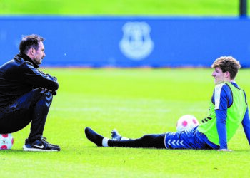 FRANK Lampard (kiri) mengendalikan sesi latihan terakhir Everton di Finch Farm, Liverpool semalam menjelang pertemuan menentang Chelsea hari ini.