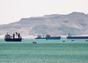 Pemandangan di pintu masuk Terusan Suez di Laut Merah, Mesir yang kini  menjadi antara laluan sibuk bagi kapal-kapal dagang. – AFP