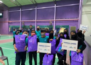 SERAMAI 111 orang pelajar menerima sumbangan pek MYAirportCARE yang mengandungi barangan kelengkapan kembali ke sekolah di Lawas, Sarawak.