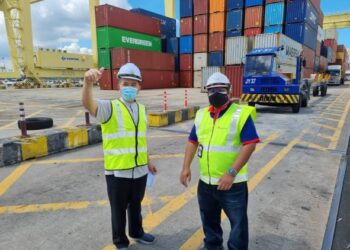 TAN Teik Cheng (kiri) mengadakan lawatan kerja ke Pangkalan Kontena Butterworth Utara (NBCT) di Pulau Pinang. - GAMBAR SPPP