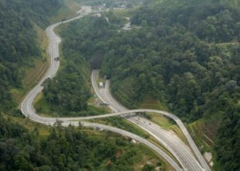 PEMANDANGAN laluan menghala ke Terowong Genting Sempah (arah timur) di Lebuh Raya Kuala Lumpur-Karak.