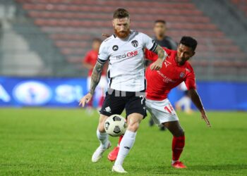 PEMAIN tengah Terengganu Lee Tuck diasak pemain Kuala Lumpur City Akram Mahinan dalam pertemuaan kedua-dua pasukan bagi aksi Liga Super, malam tadi.