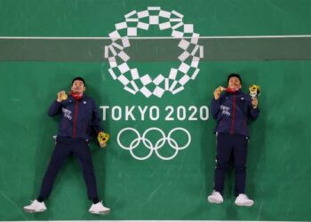 LEE Yang (kanan) dan Wang Chi-lin bersama pingat emas yang dimenangi dalam acara beregu lelaki Sukan Olimpik Tokyo 2020. - AFP