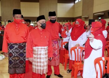 Saarani Mohamad beramah mesra dengan perwakilan pada perasmian Mesyuarat Perwakilan UMNO Bahagian Lenggong di Lenggong hari ini. - UTUSAN/ZULFACHRI ZULKIFLI