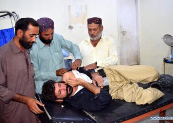 SEORANG anggota polis yang cedera, sedang menerima rawatan di sebuah hospital di Quetta, barat daya Pakistan. - XINHUA