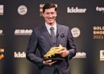 ROBERT Lewandowski memenangi anugerah Kasut Emas Eropah sebagai penjaring terbanyak musim lalu.