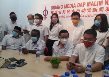 LIM Guan Eng (depan, dua dari kanan) dalam sidang akhbar selepas merasmikan Pusat Khidmat DAP DUN Malim Nawar di Kampar, Perak hari ini.