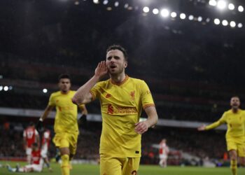 DIOGO Jota meraikan jaringannya ketika membantu Liverpool menentang Arsenal dalam aksi Liga Perdana di Emirates, London hari ini.  - AFP