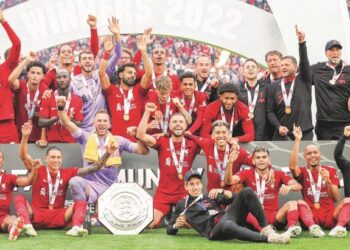 PASUKAN Liverpool meraikan kejayaan memenangi Perisai Komuniti selepas mengalahkan Manchester City di Stadium King Power, Leicester semalam. – AFP