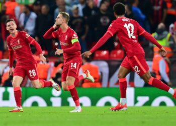 JORDAN Henderson (tengah) meraikan jaringannya ketika membantu Liverpool menumpaskan AC Milan dalam aksi Liga Juara-Juara di Anfield, awal pagi tadi. - AFP