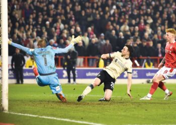 DIOGO Jota (tengah) meledak gol kemenangan Liverpool ketika menentang Nottingham Forest pada suku akhir Piala FA di The City Ground, Nottingham semalam. – IHSAN LIVERPOOL FC