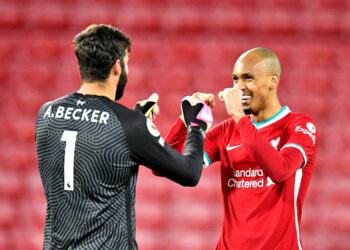 ALISSON (kiri) dan Fabinho akhirnya mendapat kebenaran untuk beraksi buat Liverpool menentang Leeds United dalam saingan Liga Perdana Inggeris hari ini.