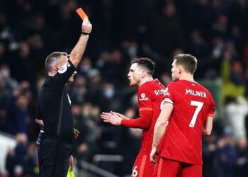 ANDREW Robertson dilayangkan kad merah ketika menentang Tottenham, Ahad lalu selepas mengasari pemain lawan, Emerson Royal dalam aksi Liga Perdana Inggeris di London.