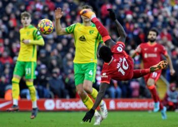 SADIO Mane menjaringkan gol cantik pada aksi Liverpool berdepan Norwich City di Anfield.-AFP