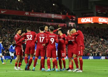 DIOGO Jota (tidak kelihatan) meraikan jaringan bersama rakan sepasukan ketika membantu Liverpool menumpaskan Leicester 2-0 dalam aksi Liga Perdana Inggeris di Anfield, semalam. – AFP