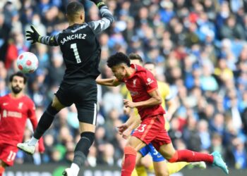 LUIS Diaz menanduk gol pembukaan Liverpool di  Stadium Amex, Brighton malam ini.