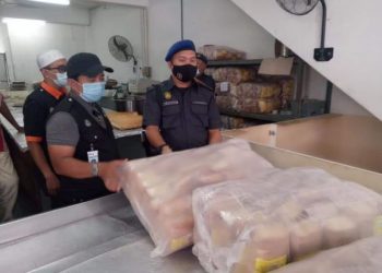 PEGAWAI KPDNHEP Negeri Sembilan dan JHEAINS melakukan pemeriksaan ke atas sebuah premis pembuatan roti dan biskut yang dipercayai mengunakan logo halal Jakim tanpa kelulusan di Taman Seremban Jaya dalam Operasi Penguatkuasaan Halal, dekat Seremban hari ini.