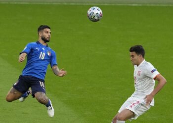 LORENZO Insigne (kiri) diturunkan dalam kesebelasan utama Itali ketika menentang Sepanyol pada separuh akhir Euro 2020 pagi tadi. - AFP