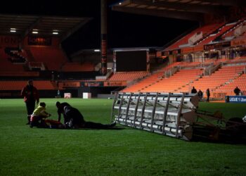 ANGGOTA bomba dan perubatan cuba menyelamatkan seorang petugas padang yang ditimpa lampu limpah di penghujung perlawanan Liga Perancis antara FC Lorient menentang Stade Rennais di Stadium Moustoir, Lorient, Perancis semalam. - AFP