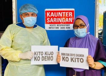 DR. Muhammad Rashdan Roslan  (kiri) bersama rakan setugasnya di HUSM Kubang Kerian, Kelantan, semalam.